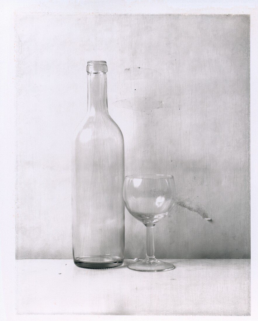 Leere Flasche und leeres Glas