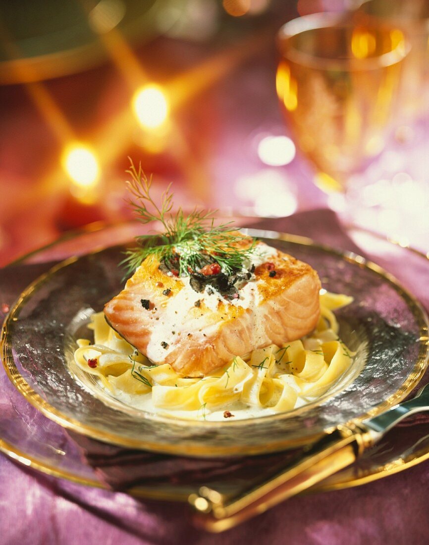 Lachssteak mit Zitronen-Tagliatelle und Trüffel