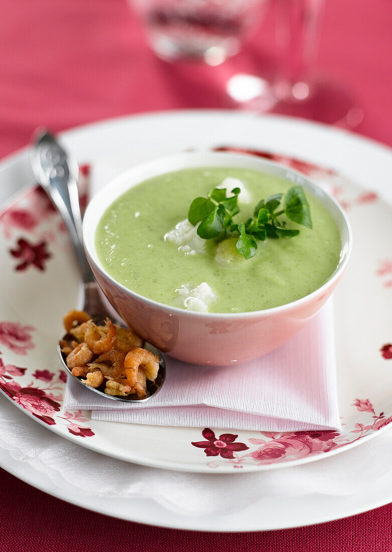 Avocado-Kresse-Suppe mit Blumenkohl und Krabben