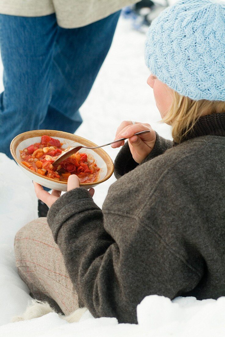 Personen beim Picknick im Schnee