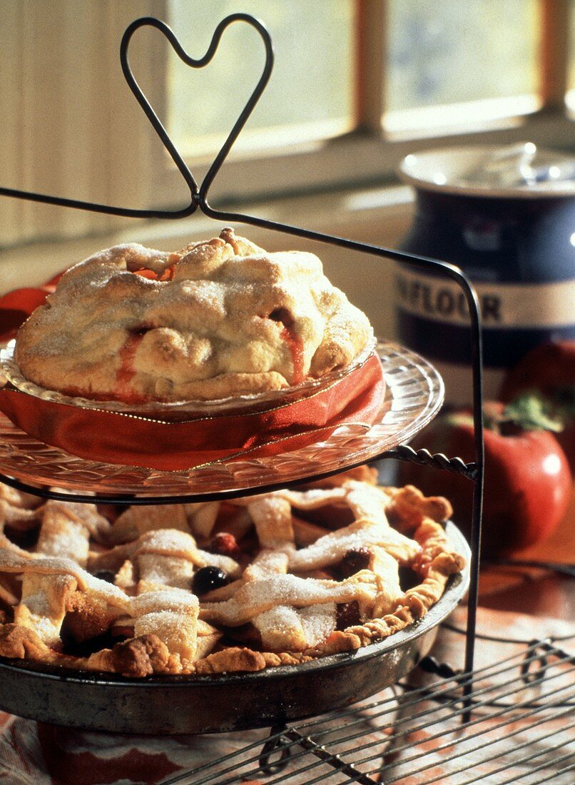 Cherry Pie und Jam Pie auf Etagere mit Herzhenkel