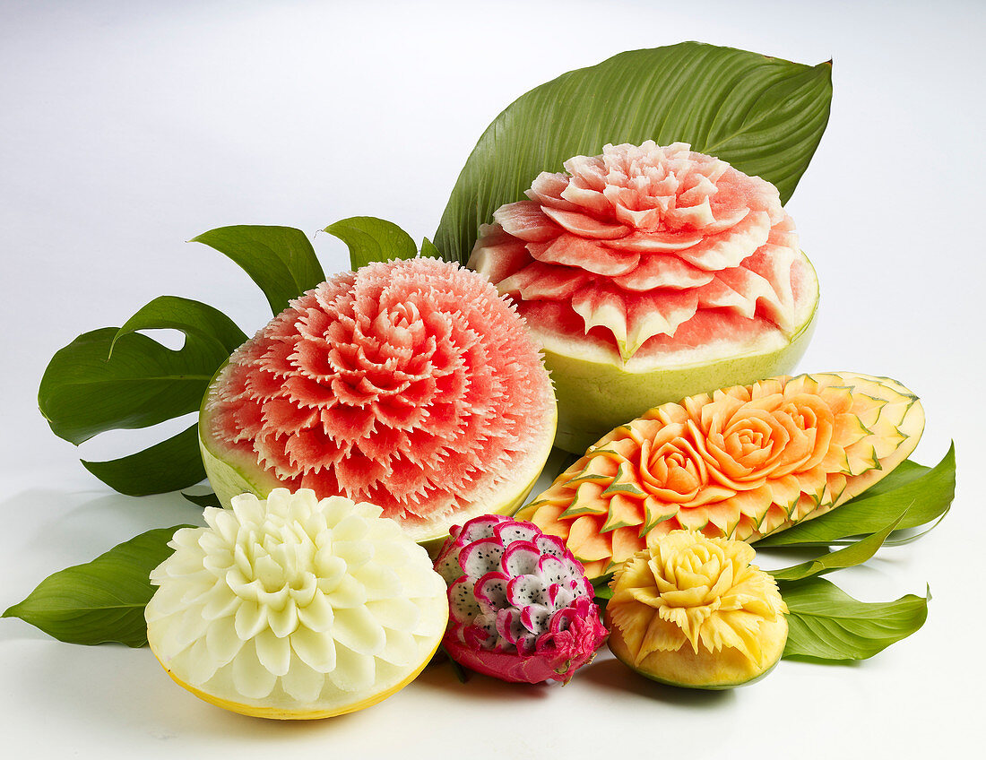Verschiedene exotische Früchte, kunstvoll in Blütenform geschnitzt