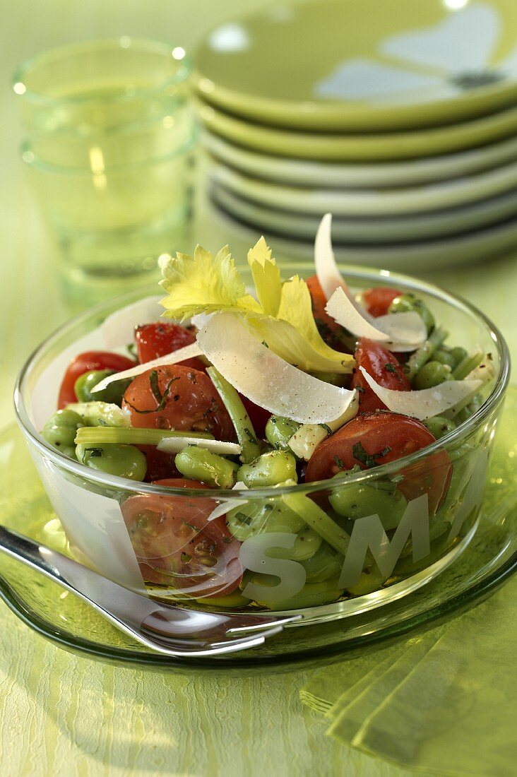 Salat mit frischen Saubohnen und Kirschtomaten