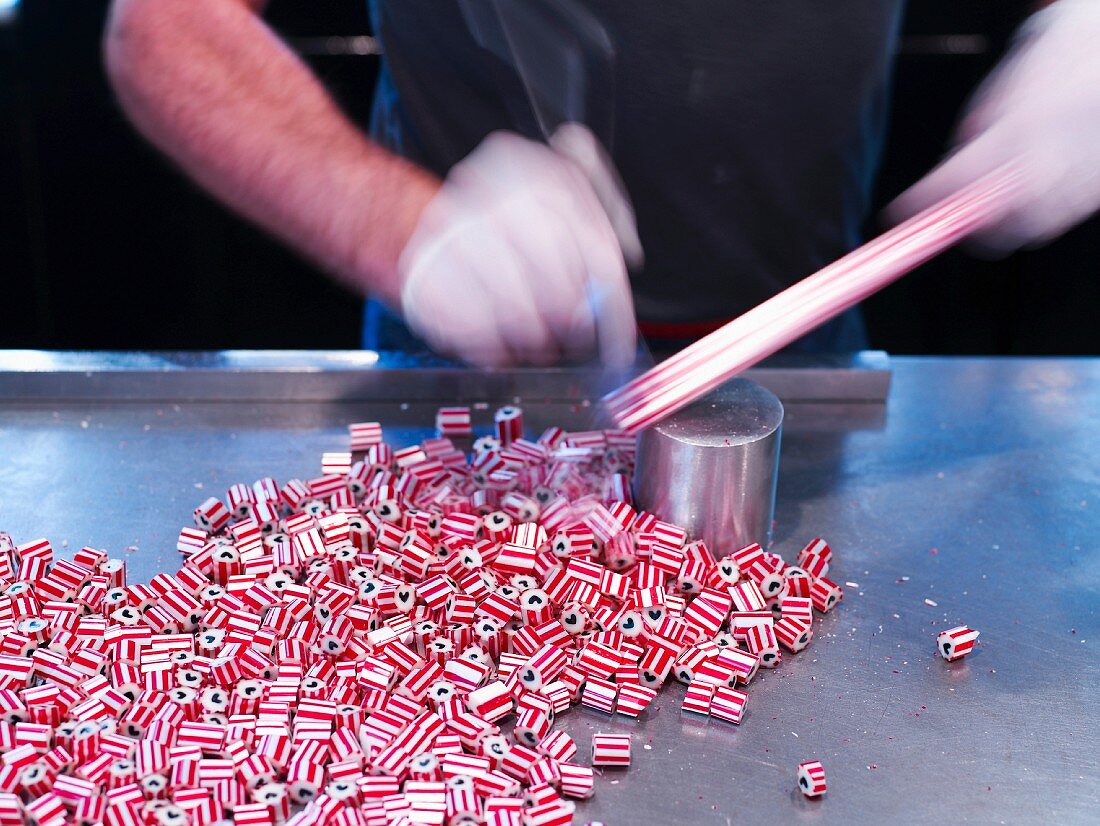 Bonbons werden in Stücke geschnitten