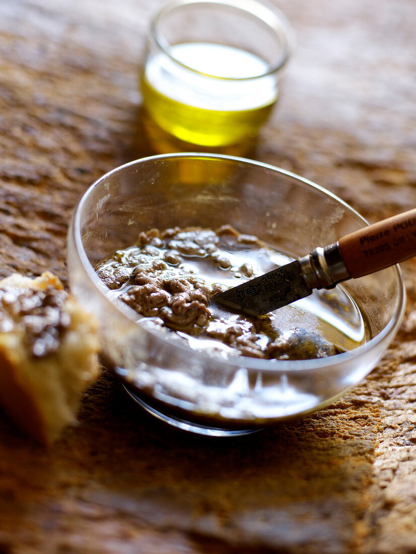 Tapenade und Olivenöl