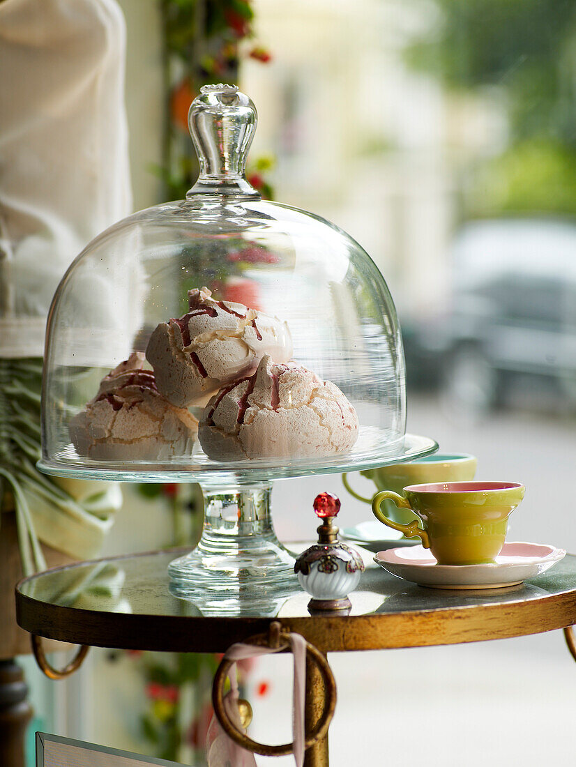 Meringues under a glass cover