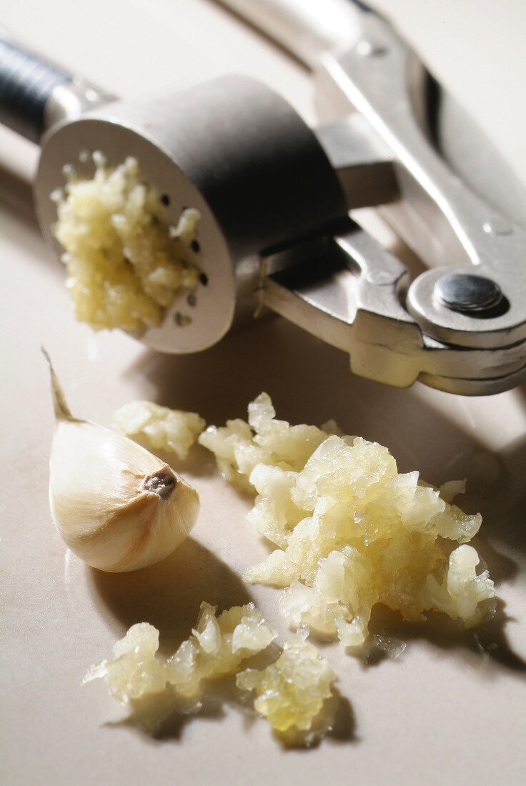 Garlic crusher