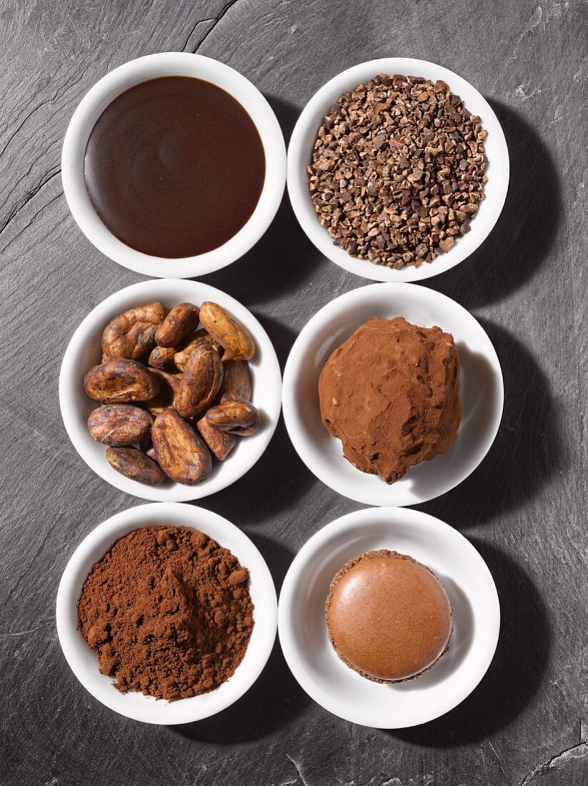 Sechs Schalen mit verschiedenen Schokoladenprodukten
