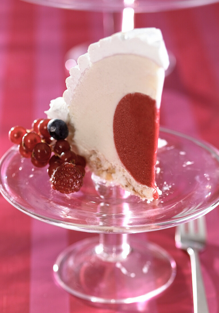 Ein Stück Eisbombe mit Beeren