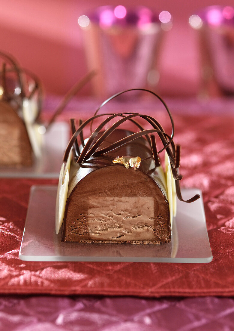 Eis-Baumstammkuchen aus dreierlei Schokolade