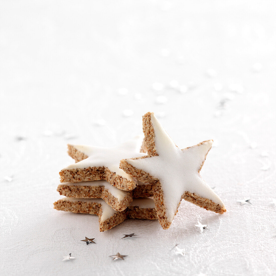 Star-shaped cinnamon cookies