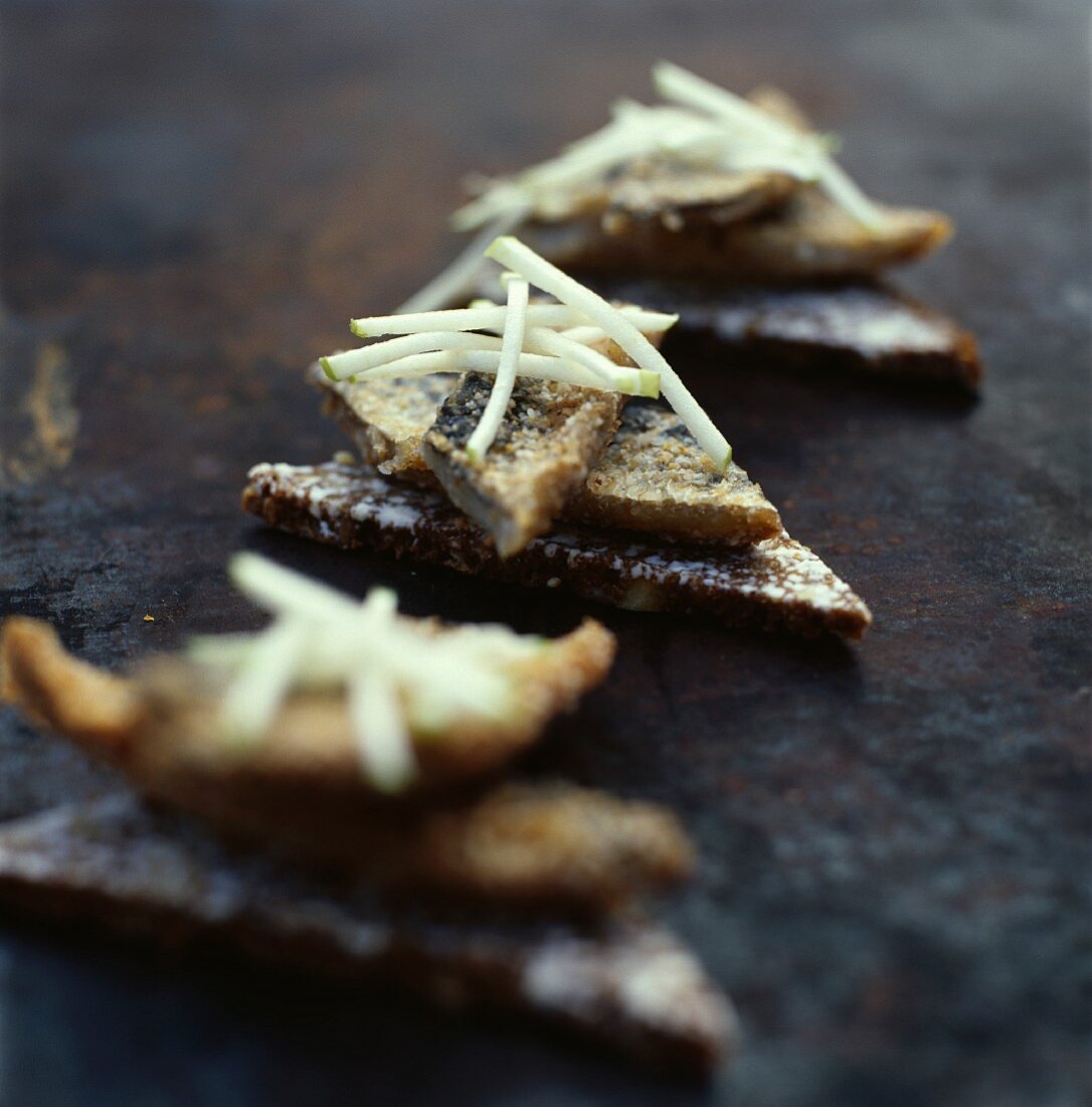 Knusprige Makrelenhäppchen mit Apfel