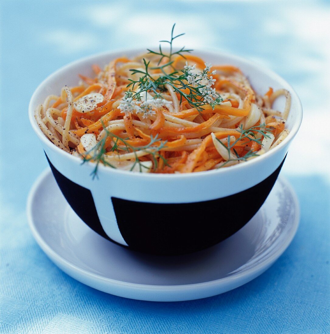 Spaghetti with carrots and garlic