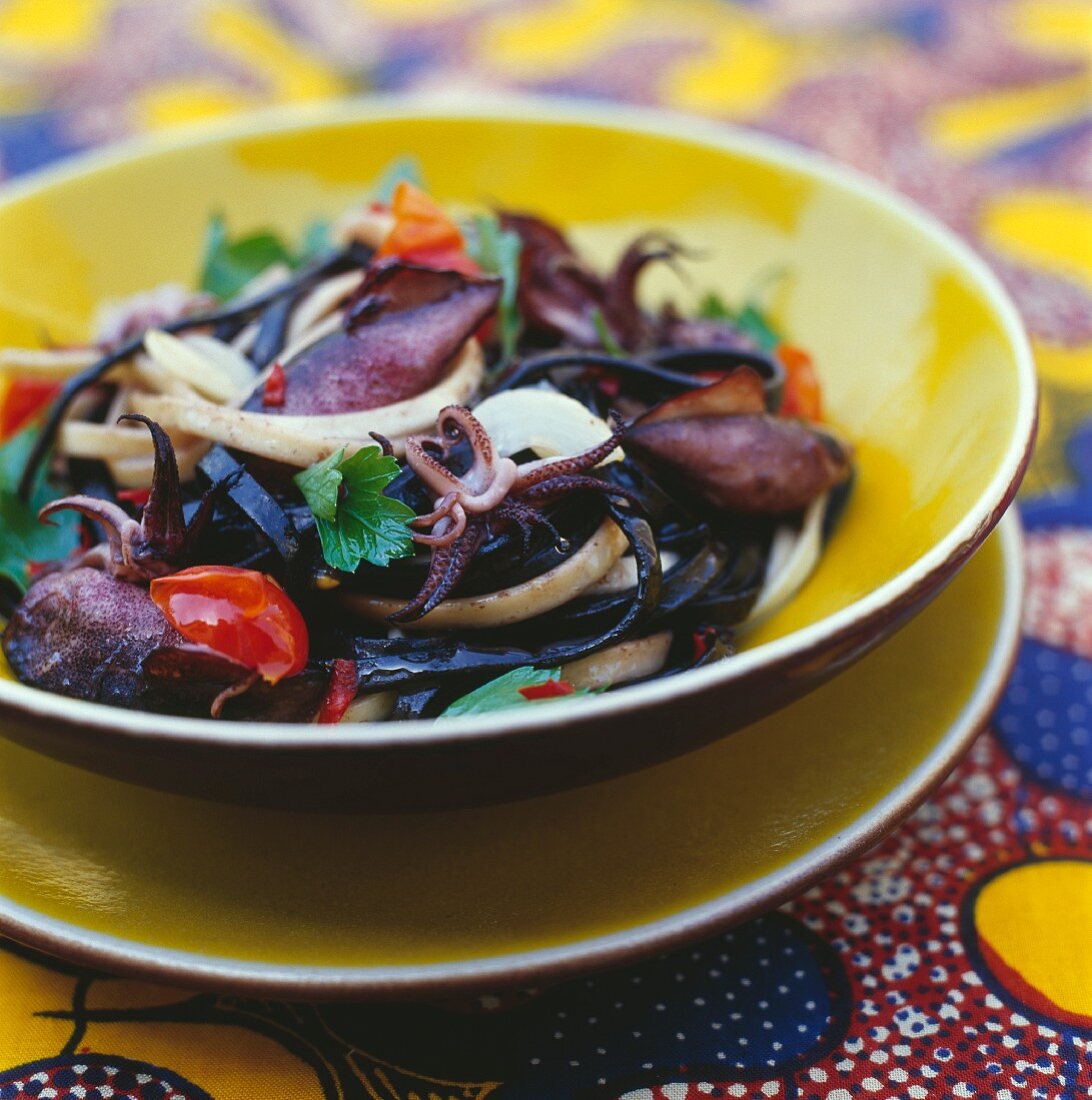 Oktopus-Salat und schwarze Tagliatelle mit Sepiatinte