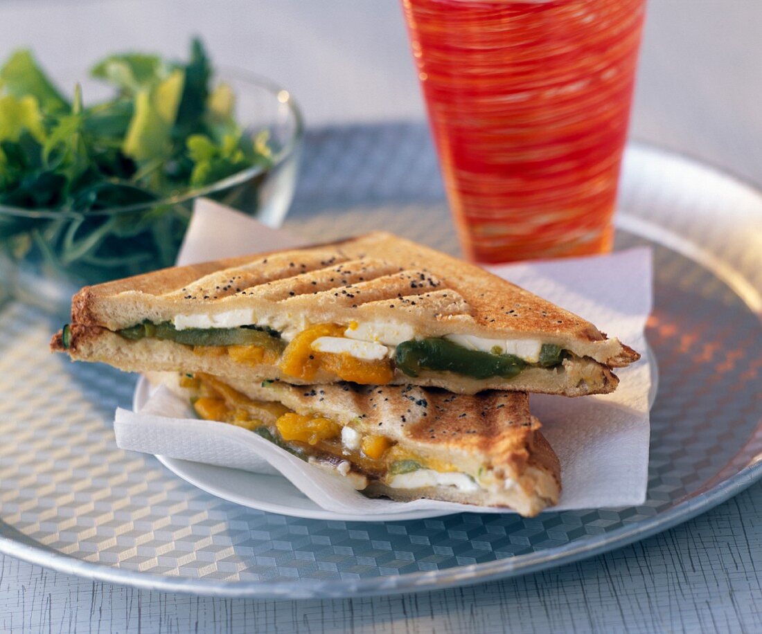 Croque Monsieur mit Feta, grünen und gelben Paprika