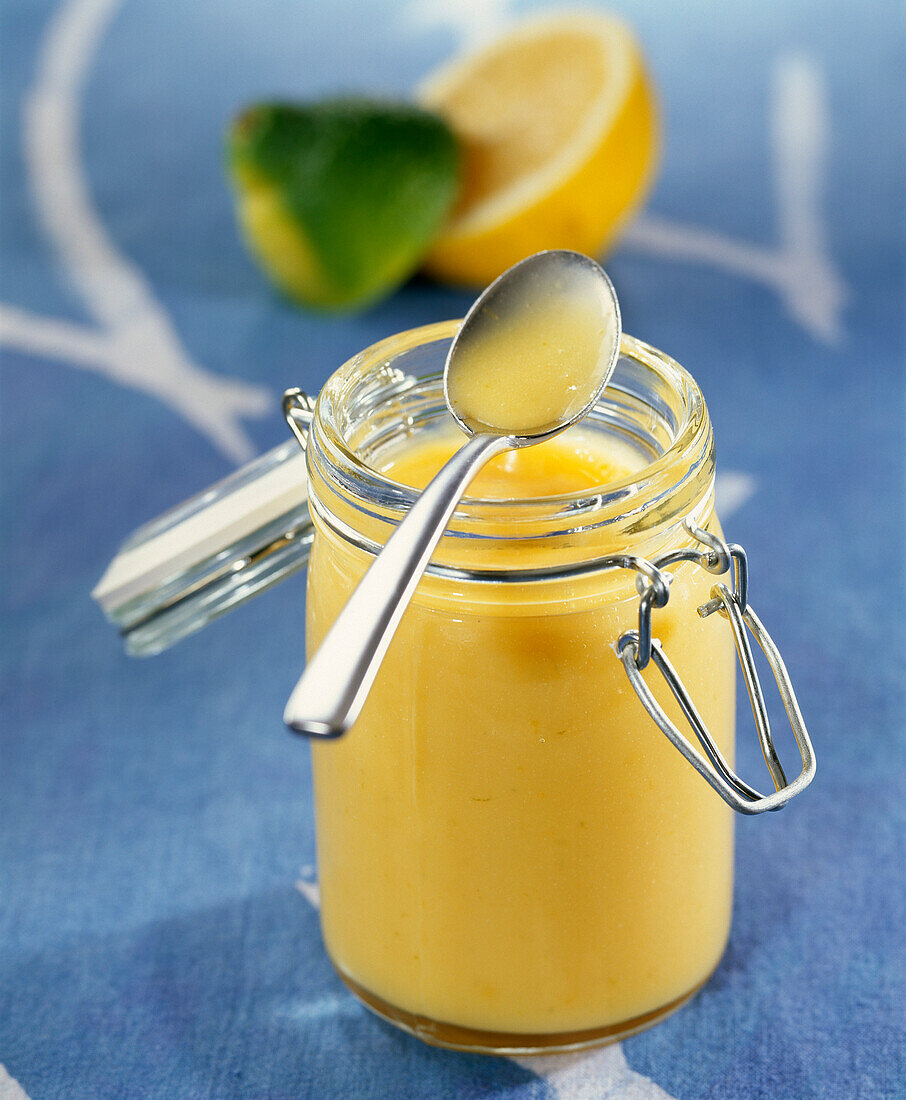 Lemon Curd mit Zitrone und Limette im Weckglas