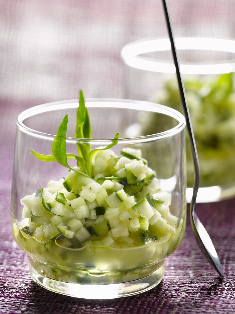 Salat mit rohen Zucchini und Estragon-Vinaigrette