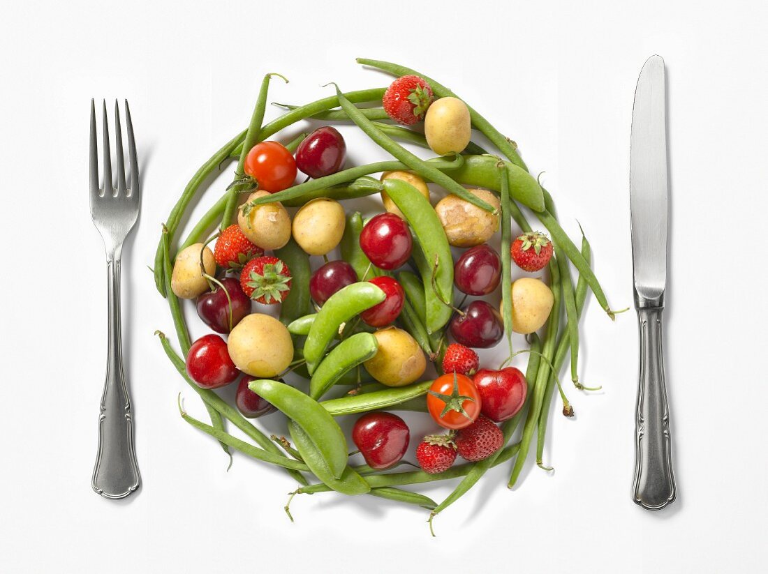Plate-shaped composition with vegetables and fruit