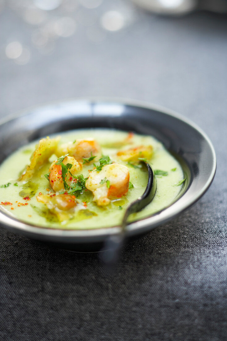 Spalterbsencremesuppe mit Ravioli und Walnussjus