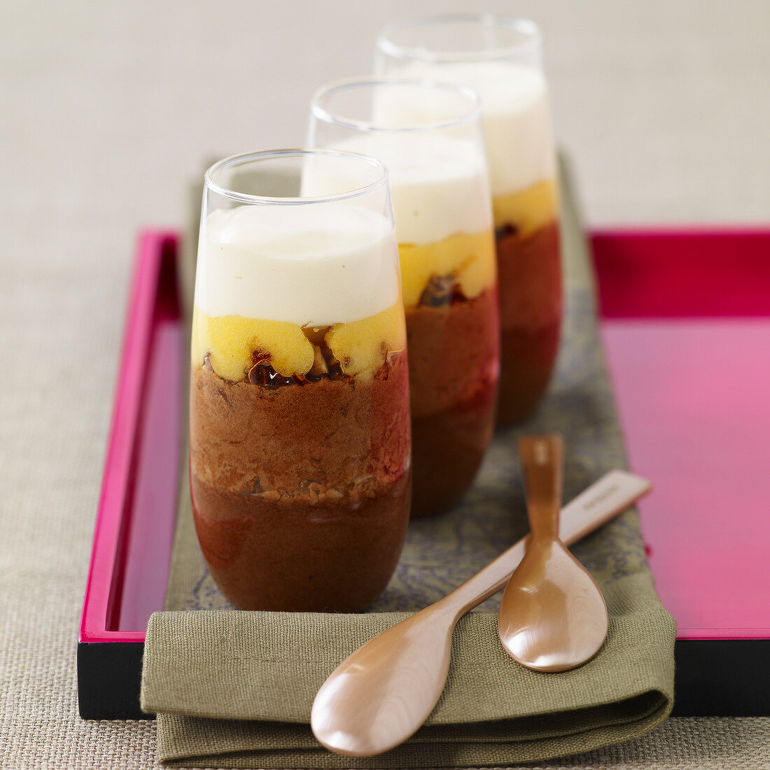 Trifle mit Schokomousse und Lemon Curd im Glas