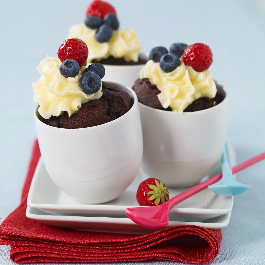 Schoko-Cupcakes mit Waldbeeren