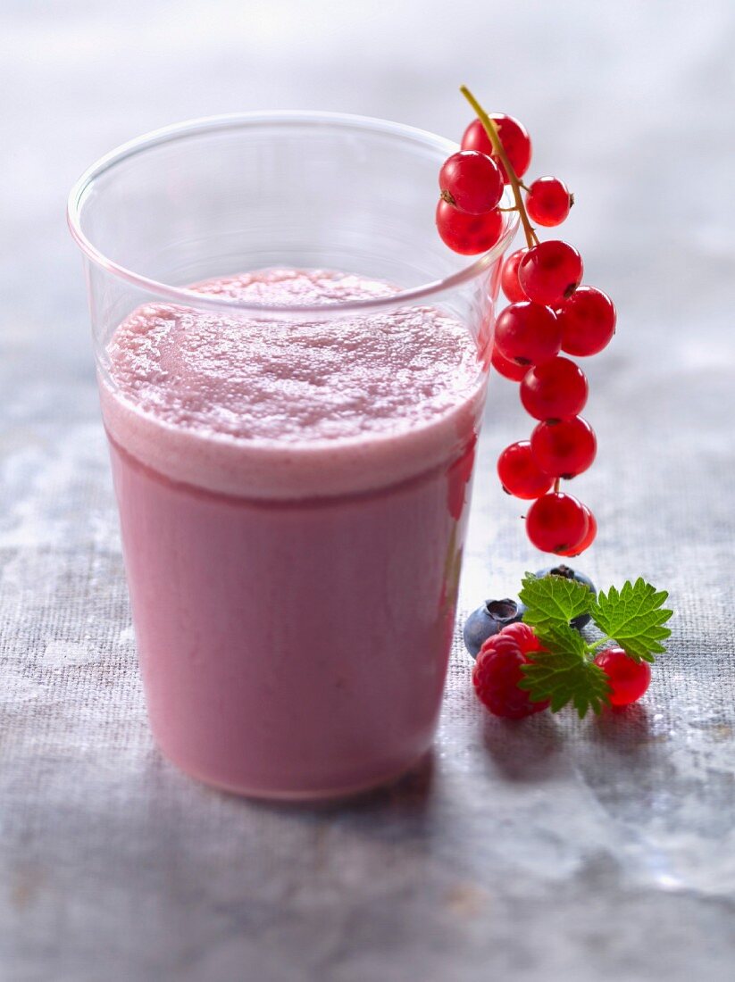 Milchshake mit Waldfrüchten und Sojadrink