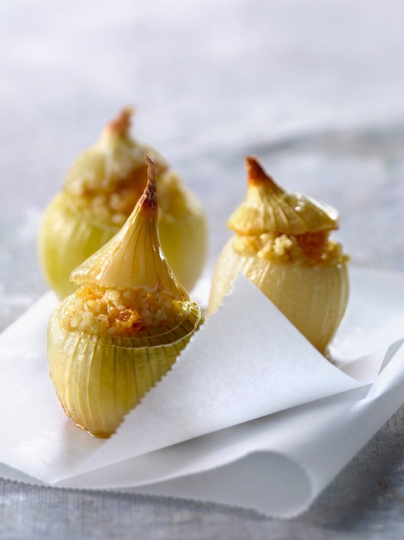 Small onions stuffed with bulghour and raisins