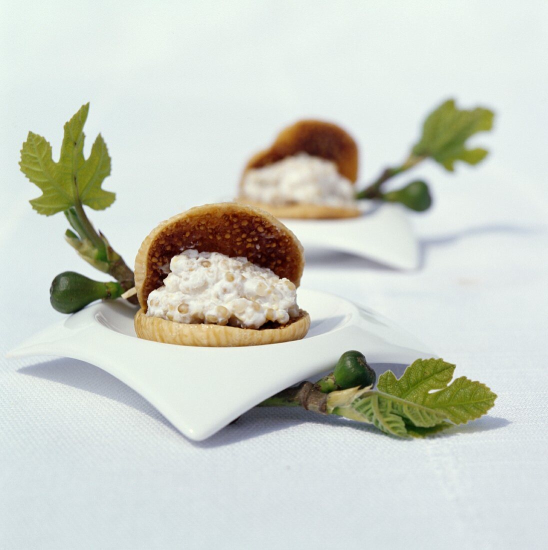 Dried figs filled with ricotta, quinoa and walnuts