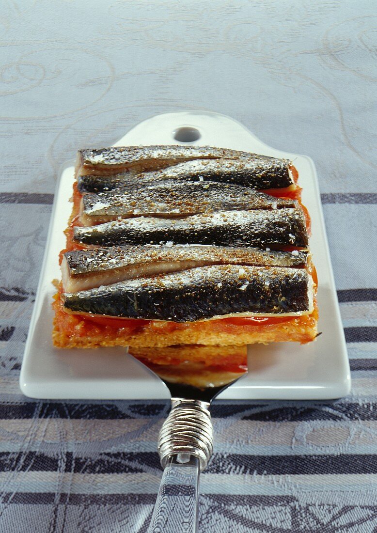 Puff pastry tart with sardines and tomatoes