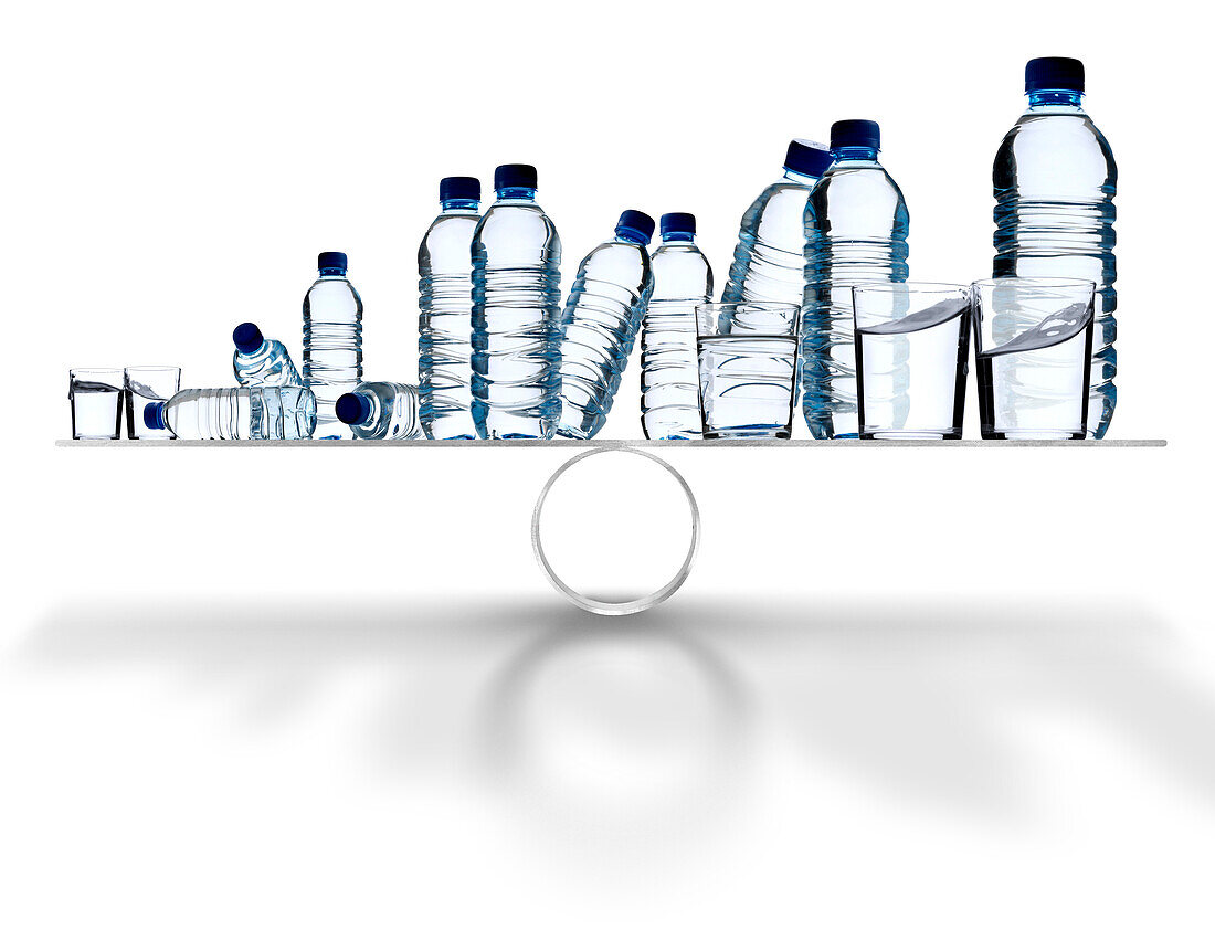 Waage mit Wasser in verschiedenen Gläsern und Flaschen