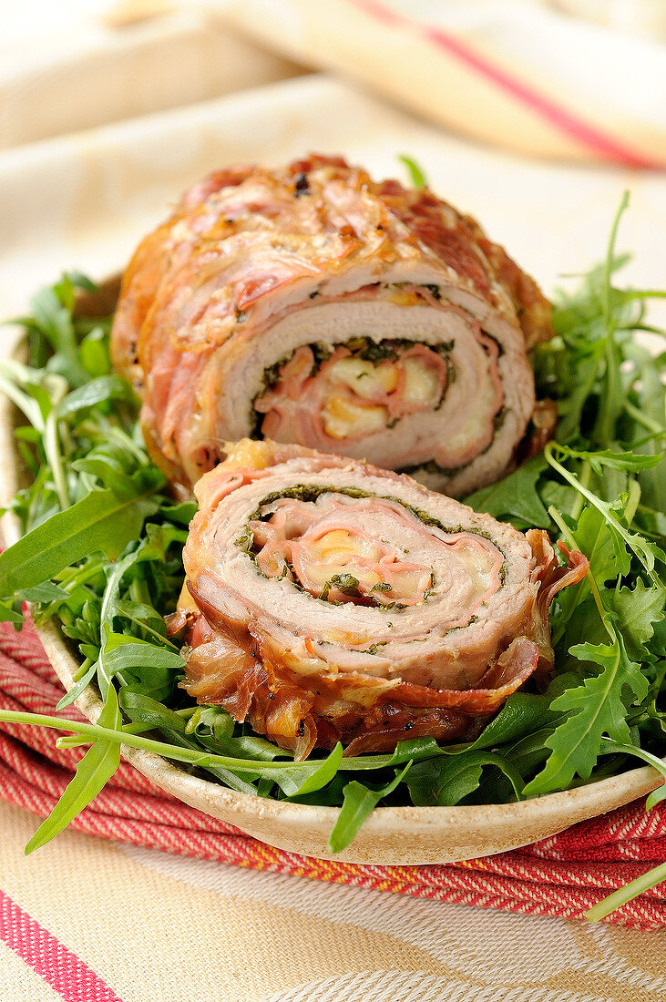 Gefüllte Kalbsroulade mit geräuchertem Mozzarella und Pancetta