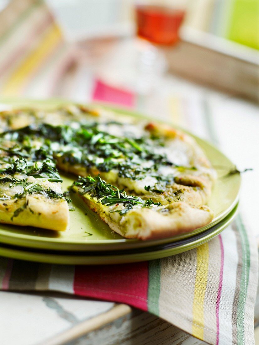 Pizza mit Käse und Rucola