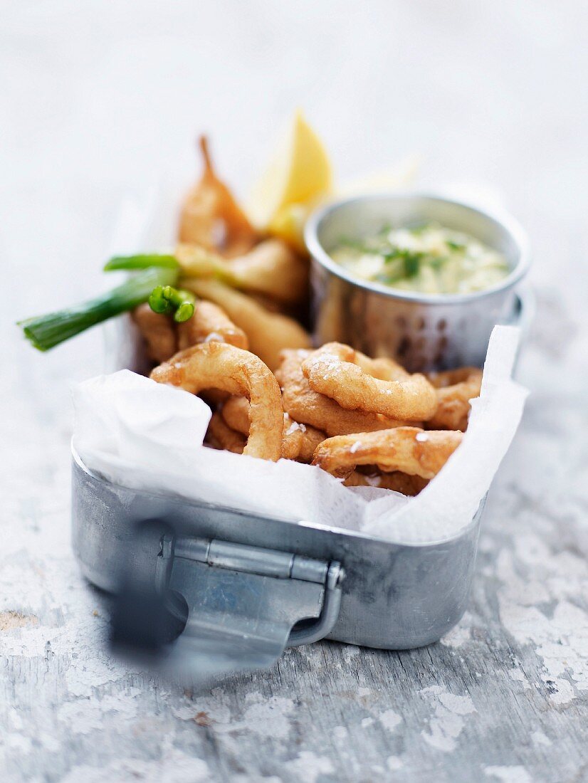 Deep-fried squid rings with Béarnaise sauce