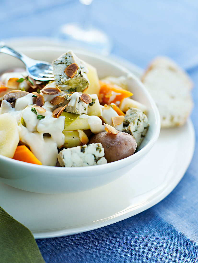 Vegetarischer Pot-au-feu mit Mandeln und Käse