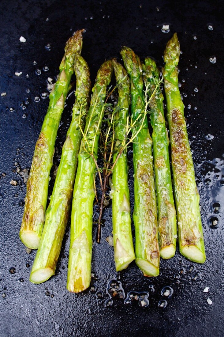 Green asparagus cooking a la plancha