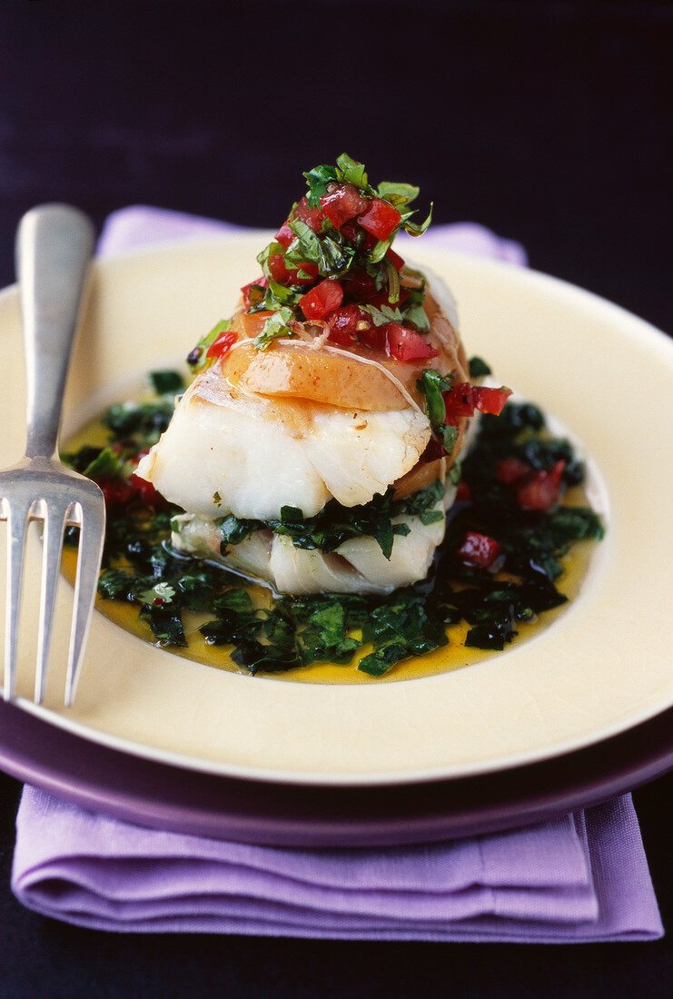 Cod burger with spinach, chopped tomatoes and confit lemon
