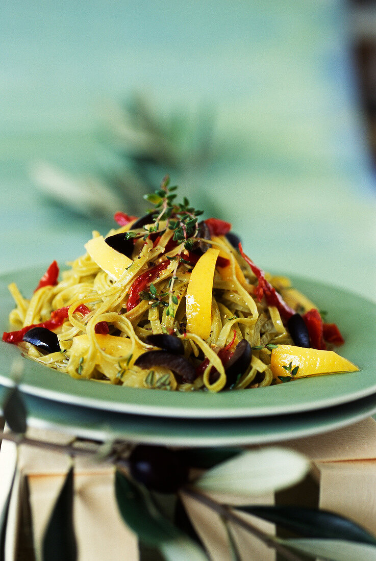 Tagliatelle mit Oliven und Confit-Zitronen