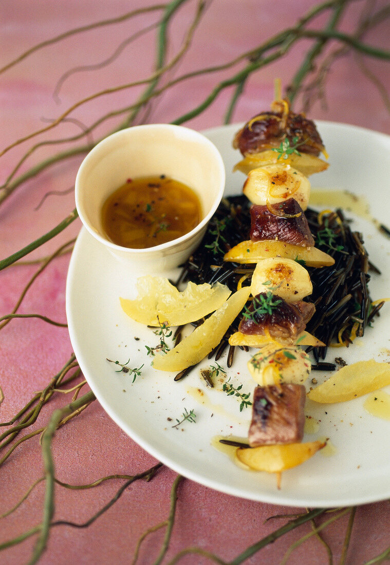 Marnierter Schweinefleischspiess mit Schwarztee und Ingwer