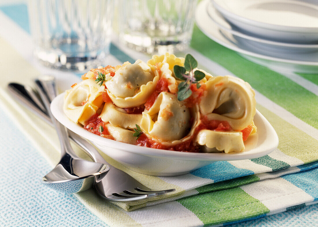 Tortellini mit Tomaten und frischem Thymian