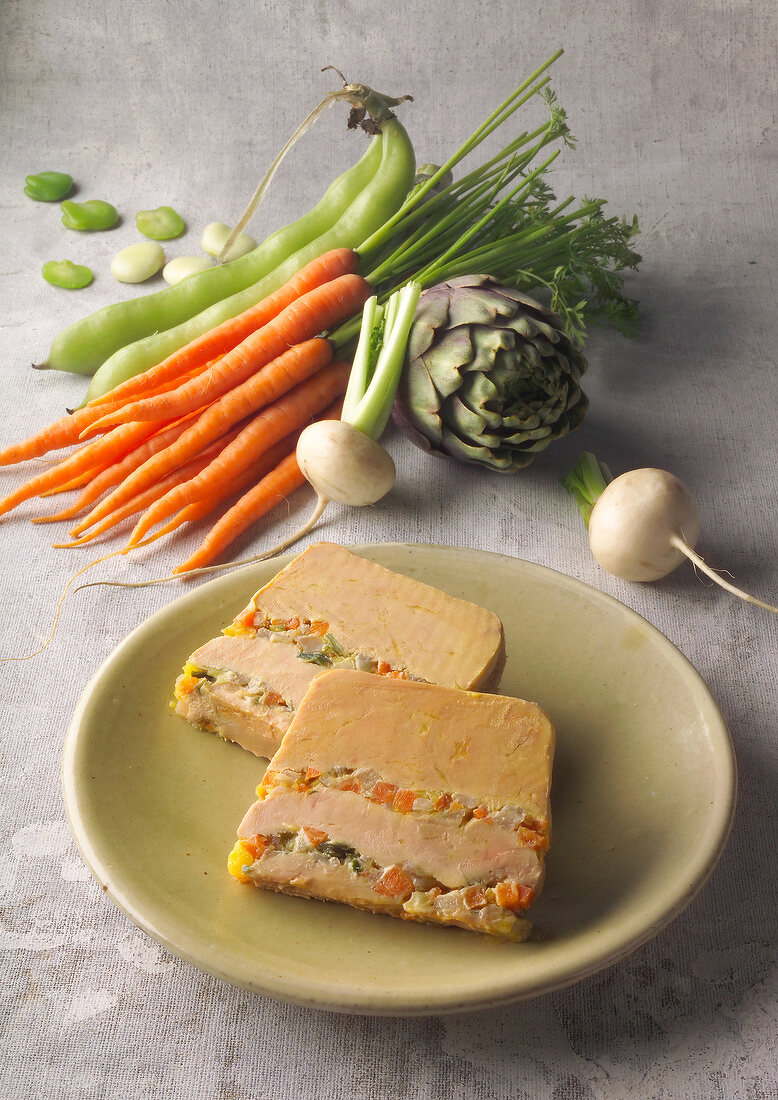 Gänseleberterrine mit jungem Gemüse