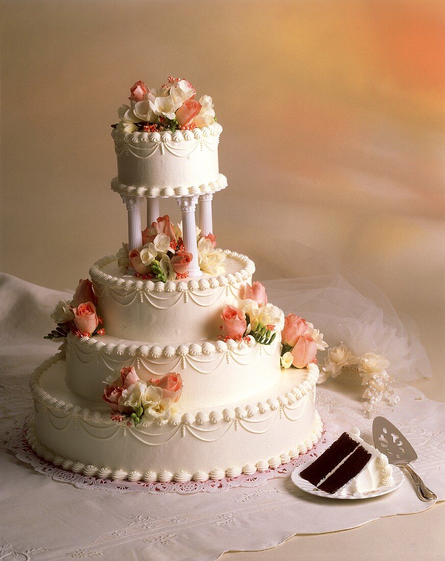 Vierstöckige Hochzeitstorte (Schokotorte mit weisser Creme)