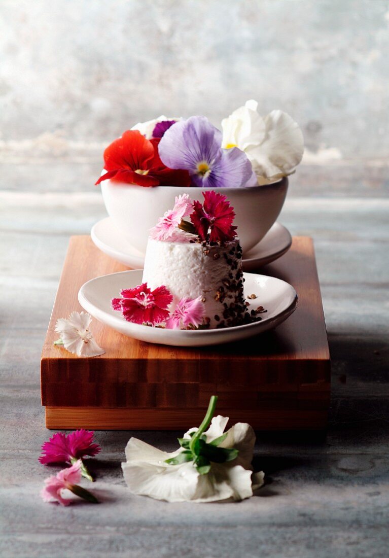 Faisselle with edible flowers