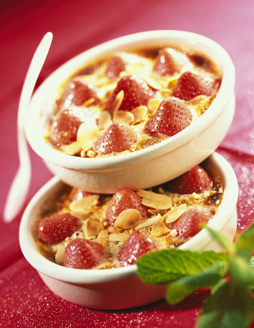 Individual strawberry and almond gratins