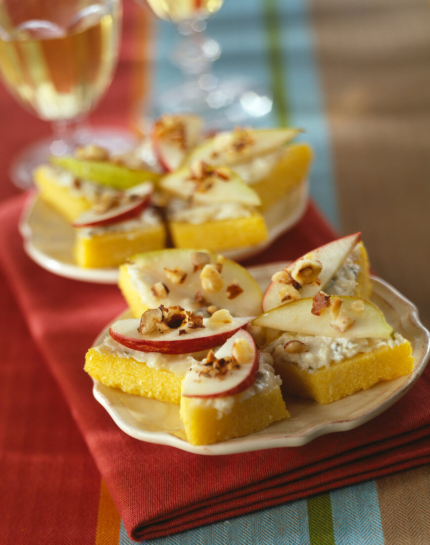 Bite-size pieces of polenta with roquefort cream and fruit