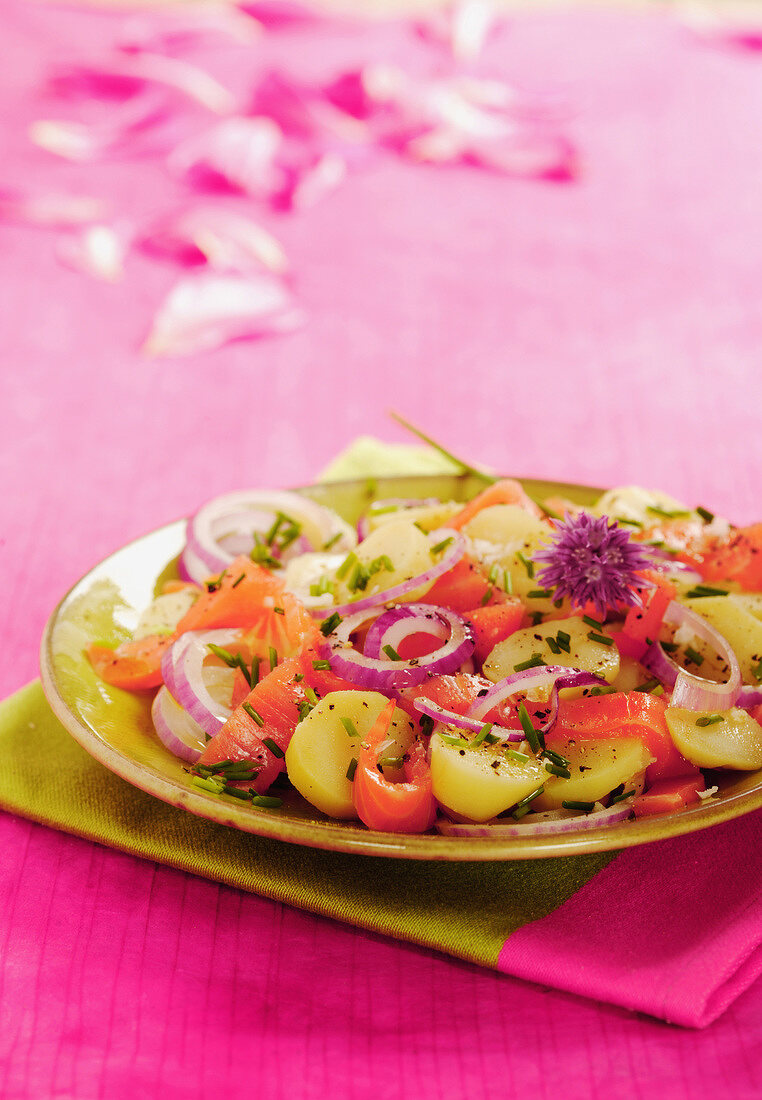 Kartoffelsalat mit Räucherlachs