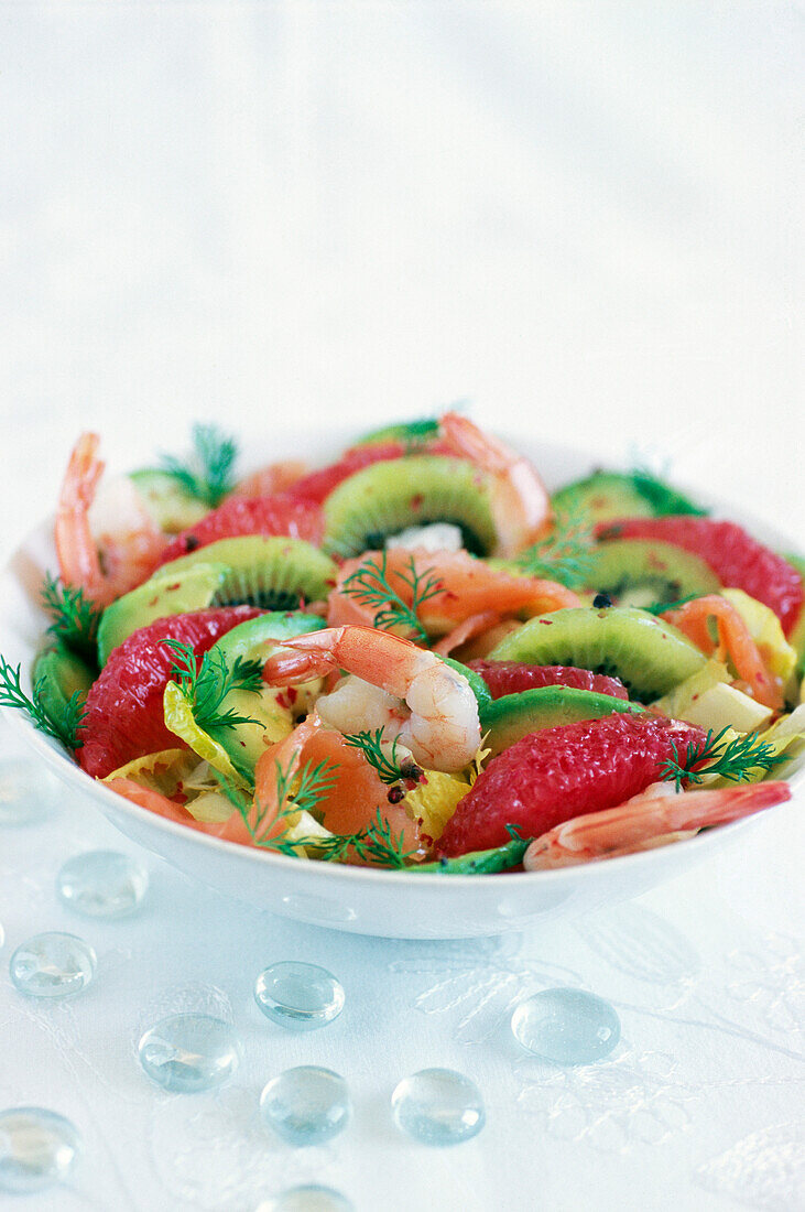 Salat mit Lachs, Garnelen, Kiwi, Grapefruit, Chicorée und Avocado