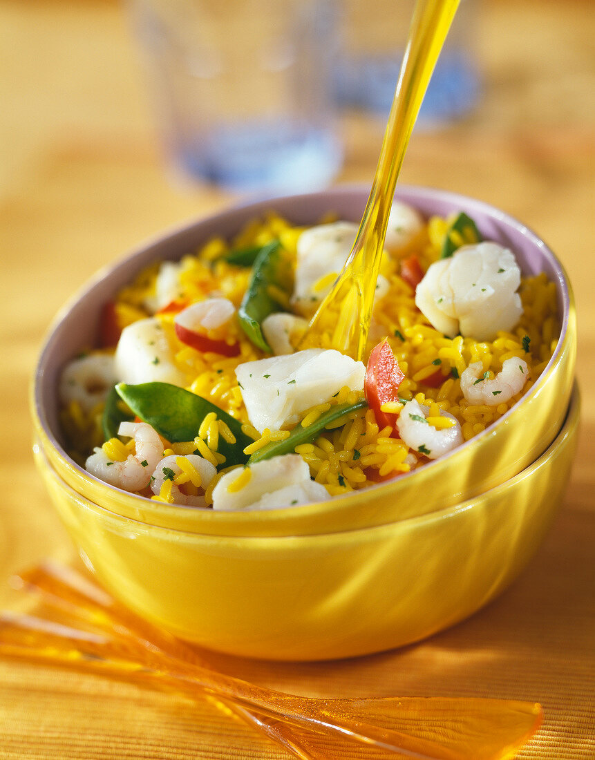 Salat mit gelbem Reis, Seehecht, Garnelen und Gemüse