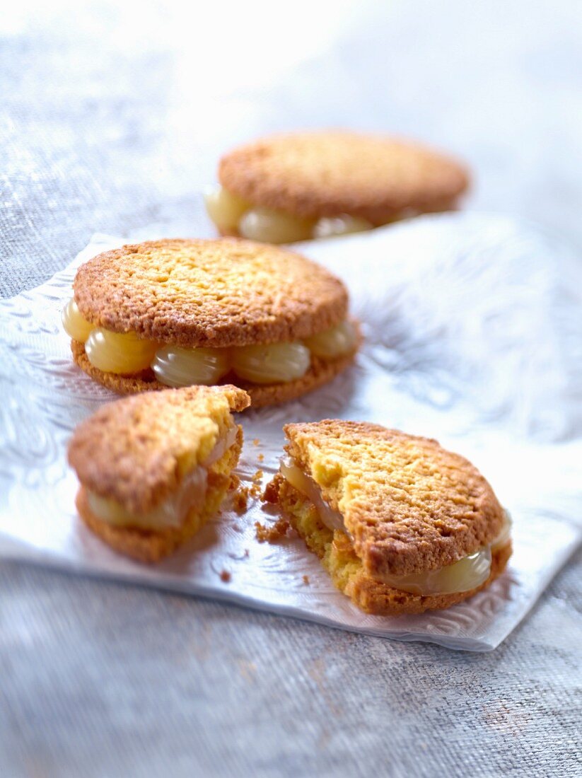 Shortbread cookies filled with lemon curd