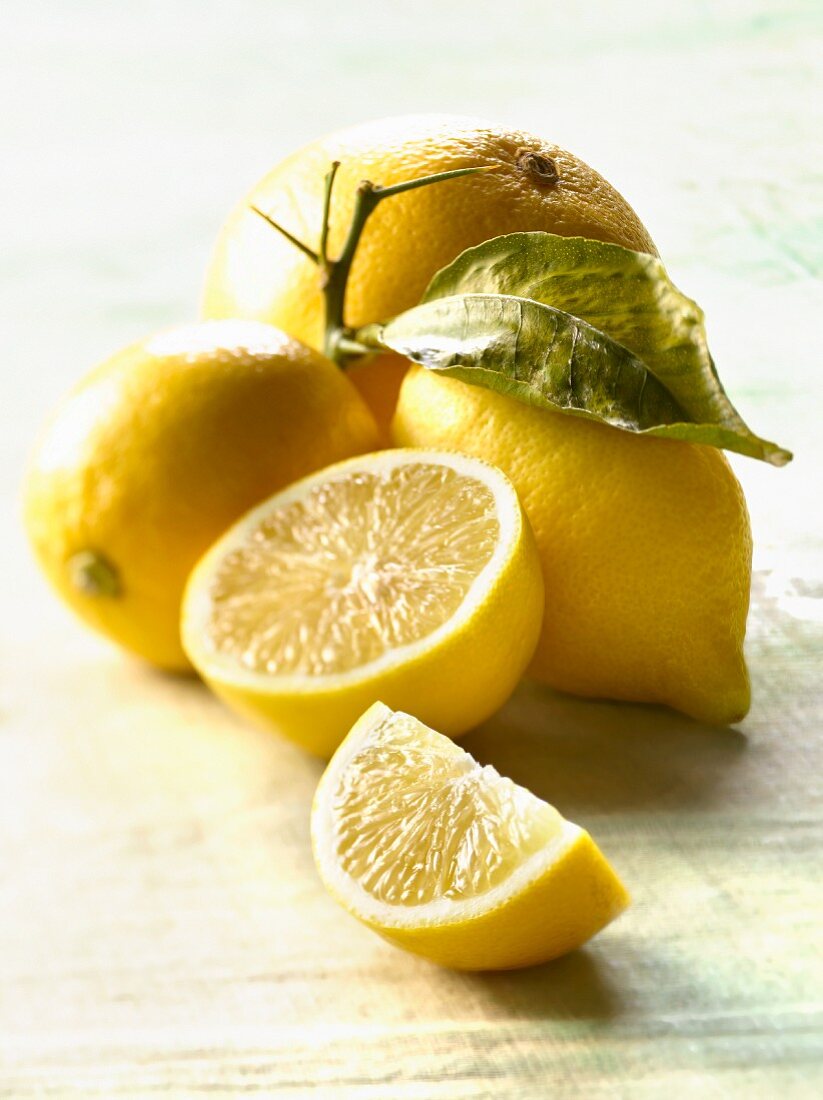 Ganze und in Stücke geschnittene Zitronen