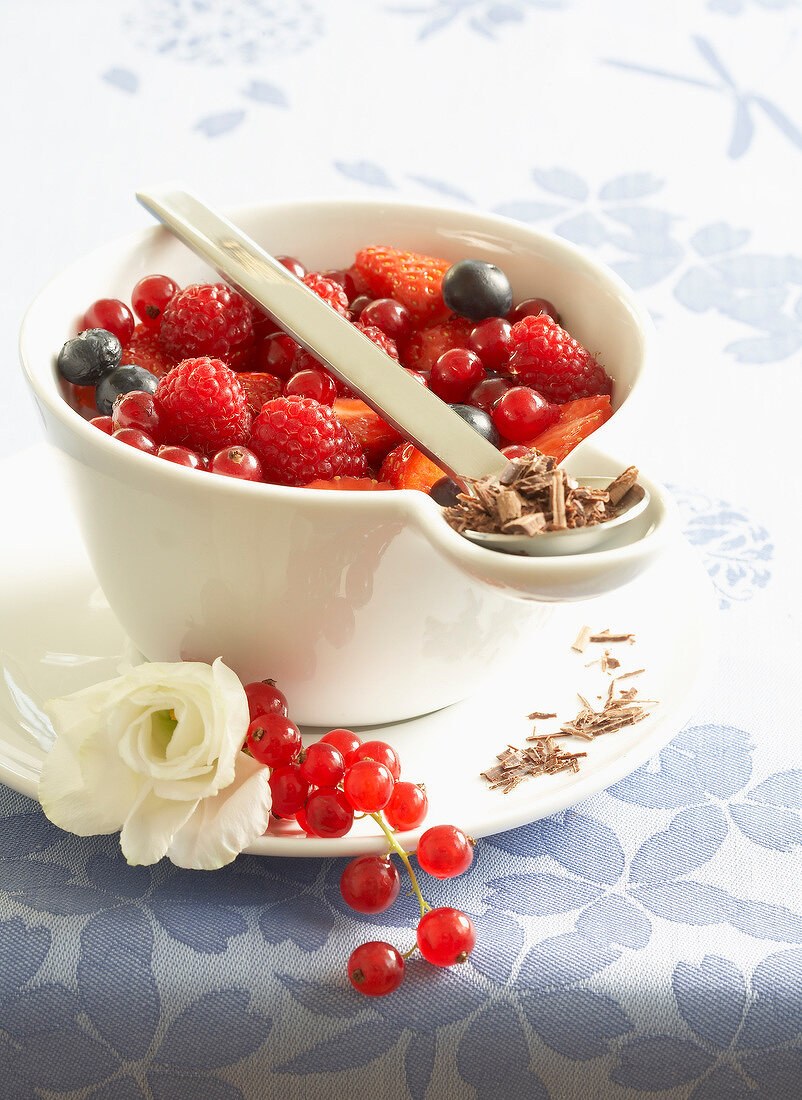 Sommerlicher Beerensalat mit Schokoladenraspeln